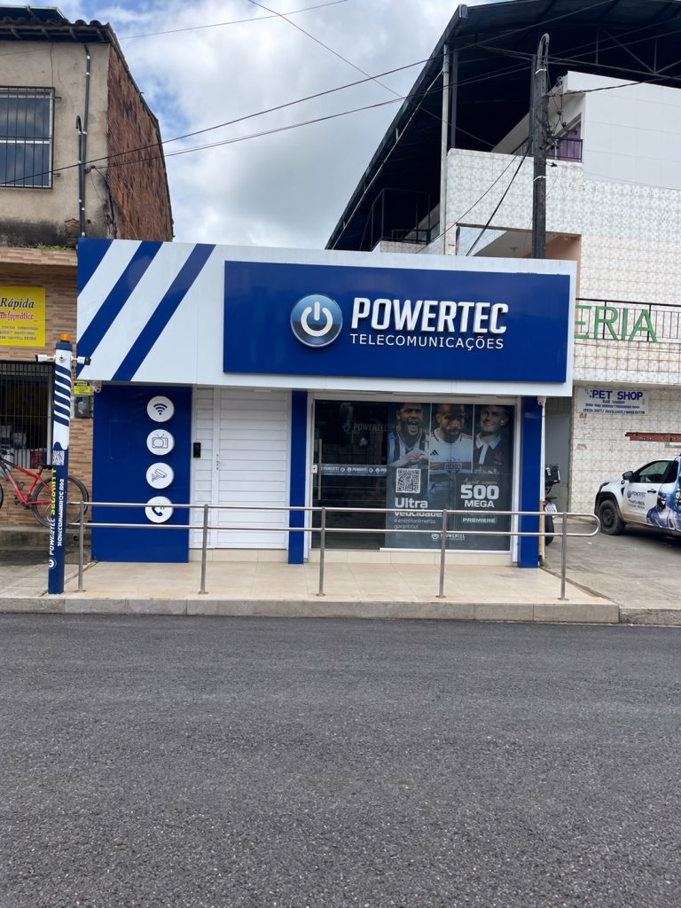 Fachada frontal da loja Powertec Telecomunicações, com letreiro azul e entrada acessível.